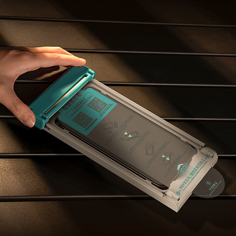 Apple iPhone 17 Pro Max Benks Glass Warrior 2.0 EZFita Privacy Hayalet Cam Ekran Koruyucu + Kolay Uygulama Aparatı - 14