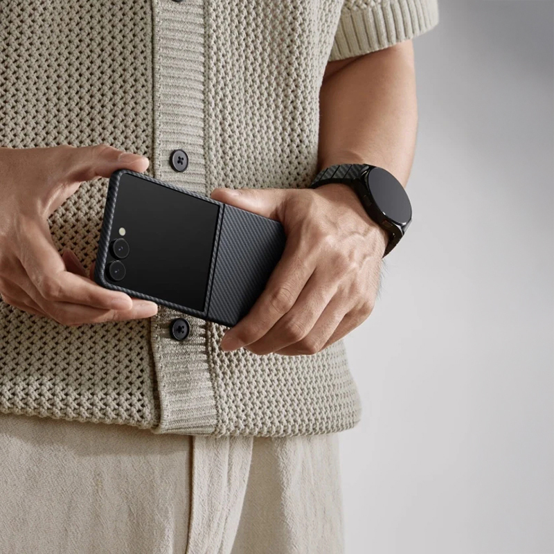 Galaxy Z Flip 7 Kılıf M-safe Şarj Özellikli 600D Aramid Fiber Pitaka Ultra-Slim Classic Serisi Black-Grey Twill Kapak - 9