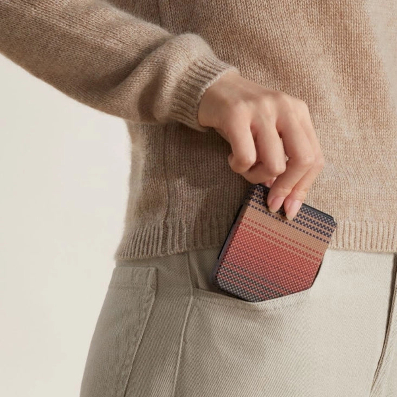 Galaxy Z Flip 7 Kılıf M-safe Şarj Özellikli Aramid Fiber Pitaka Tactile Woven Sunset-Moonrise Serisi Kapak - 12